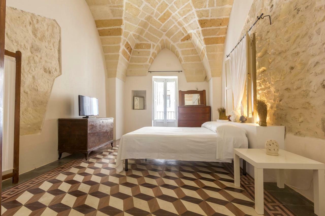Explore The Historic City On Foot From An Old Town House Lecce Ngoại thất bức ảnh
