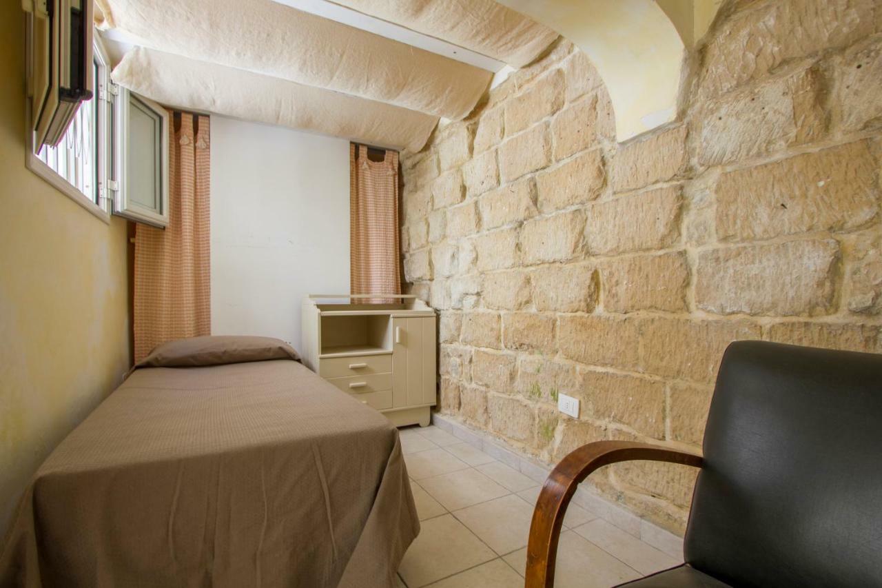 Explore The Historic City On Foot From An Old Town House Lecce Ngoại thất bức ảnh